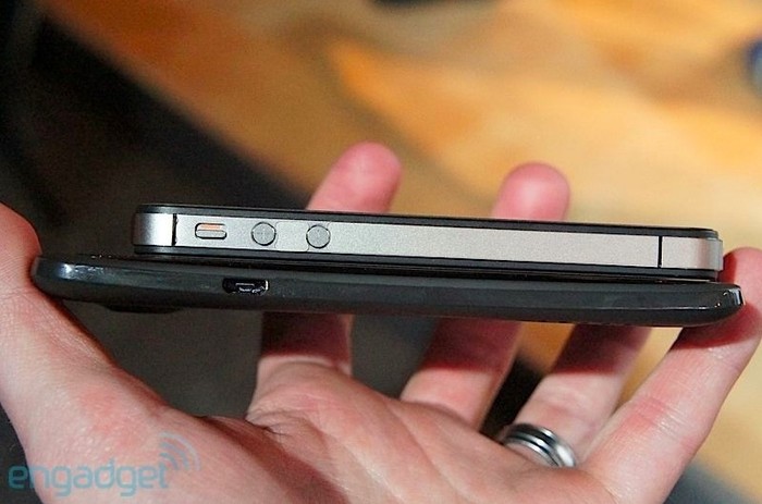 So sánh với iPhone 4 thì HTC One S có kích thước lớn hơn nhiều